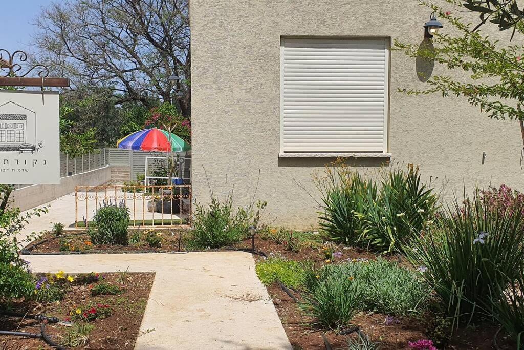 נקודת חן Apartment Shadmot Devora Bagian luar foto